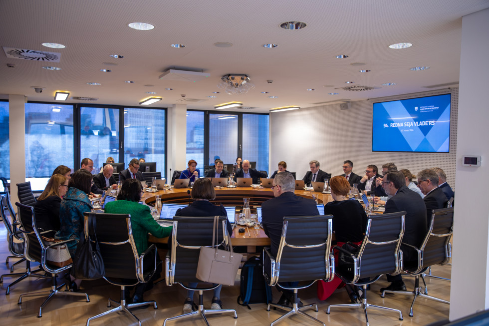 Ministrice, ministri, državne sekretarke in državni sekretarji sedijo za okroglo mizo