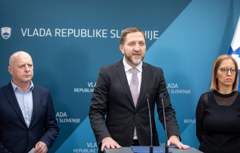 sevl87 (Minister of Finance Klemen Boštjančič, Minister of Health Valentina Prevolnik Rupel and Minister of Public Administration Franc Props at the press conference after the government meeting)