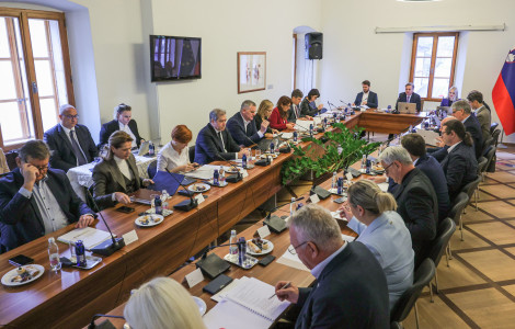 54918912995 2272a9b7b1 k (Members of the government are sitting at the table. In the corner, there is a Slovenian flag.)