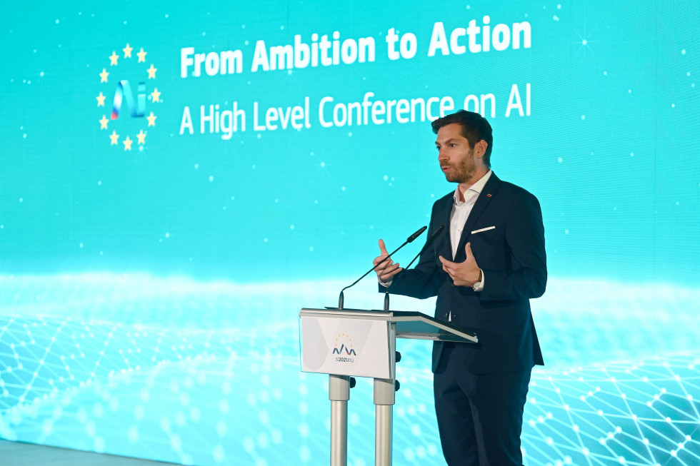 Minister Mark Boris Andrijanič je bil govornik na konferenci o umetni inteligenci, z naslovom: AI: od ambicij do ukrepov.