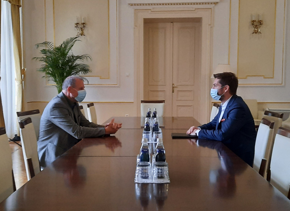 Mark Boris Andrijanič in Gregor Majdič med pogovorom, sedita za mizo.
