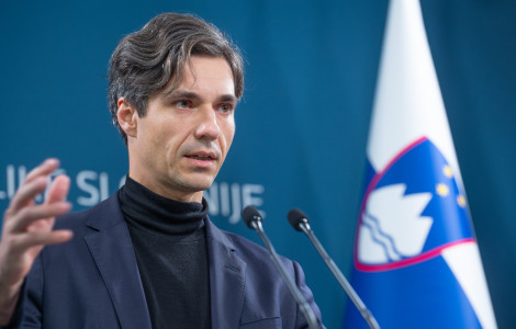 20251204 01494624 (moški pred mikrofonom)