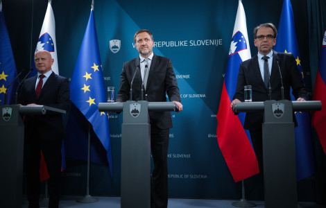 20250507 01435051 (Minister of Public Administration, Franc Props, the Minister of Finance, Klemen Boštjančič, and the Director General of the Public Sector Directorate at the Ministry of Public Administration, Peter Pogačar at the press conference)