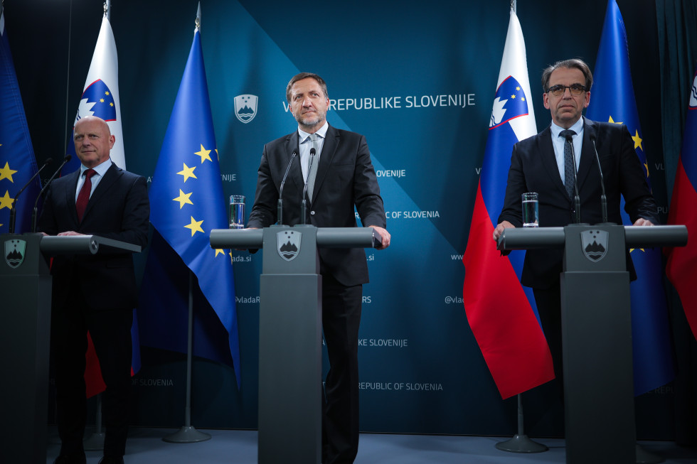 Minister of Public Administration, Franc Props, the Minister of Finance, Klemen Boštjančič, and the Director General of the Public Sector Directorate at the Ministry of Public Administration, Peter Pogačar at the press conference