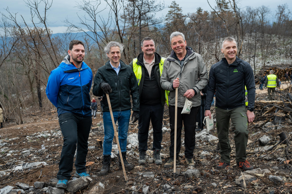 Premier dr. Golob na prostovoljski akciji Pomladimo gozdove 2023