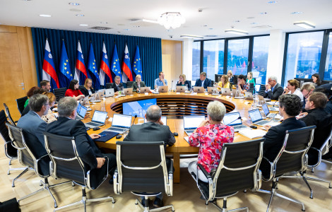 J57A2315 (Prime Minister with the cabinet around the table)