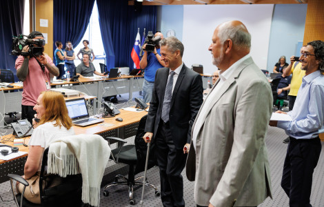 KC1 (Prime Minister Robert Golob visited the call centre for assistance to residents after the floods)