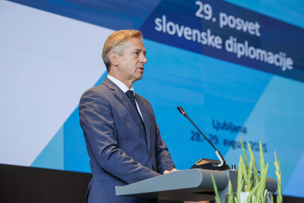 Premier Golob v nagovoru diplomatom za govornico