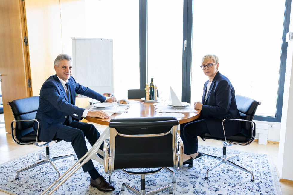 Prime Minister sits at the table with the President of the republic