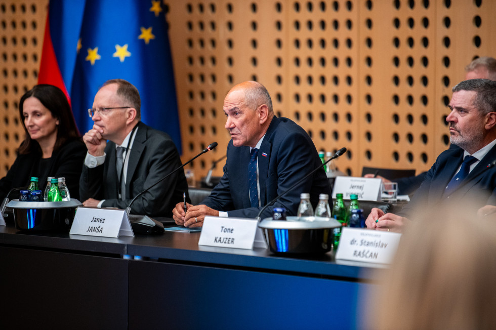 Predsednik vlade sedi za omizjem