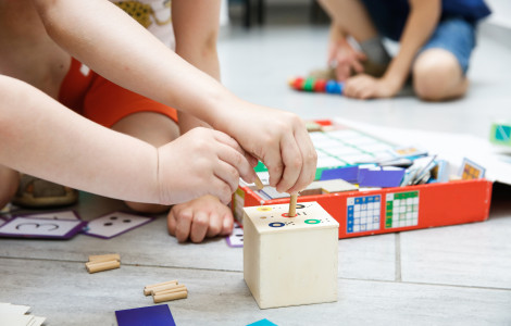 Unicef (Kids hands playing with cubes)