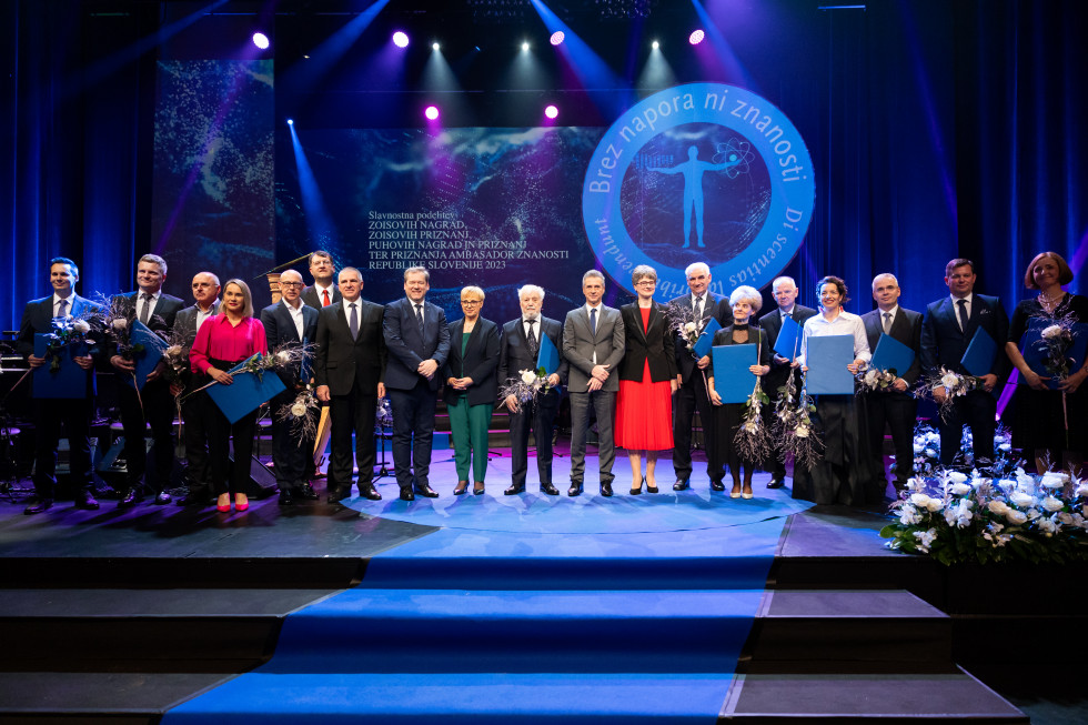Prime Minister in a family photo with the winners of the Scientific Achievement Awards
