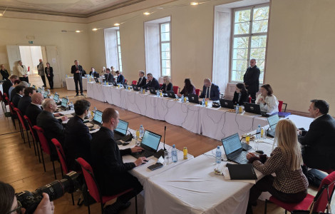 55088372644 de4bcebe6d h  FitMaxWzIwMDAsMjAwMCwiMzU0YjY3YWY1YSJd (U-shaped seating arrangement)