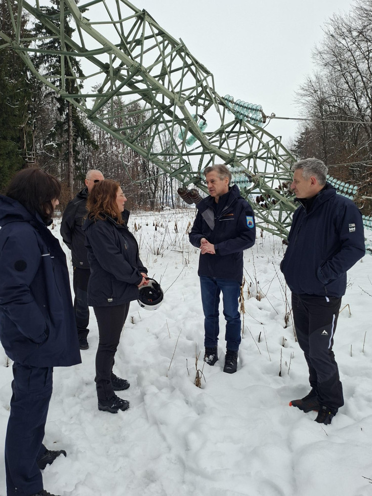 Predsednik vlad s skupino ljudi na ogledu terena