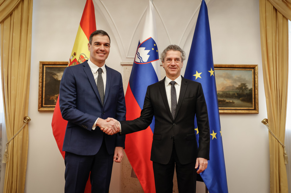 Handshake between the Prime Minister Golob and the Prime Minister Sánchez