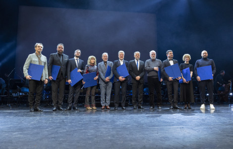 proslava 2 (Group of people standing on the stage of Gallus Hall)