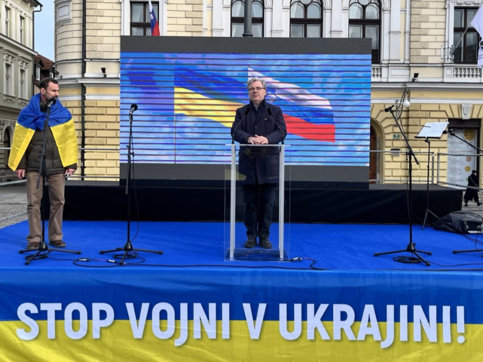 Državni sekretar Vojko Volk stoji pred govornico na odru in ima nagovor