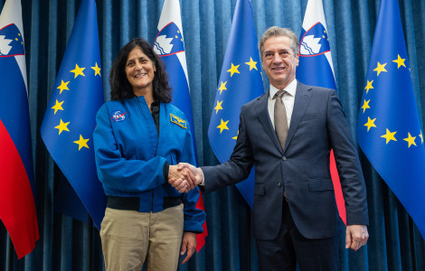 55039139958 fa27dd2ec0 o (A man and a woman shaking hands.)