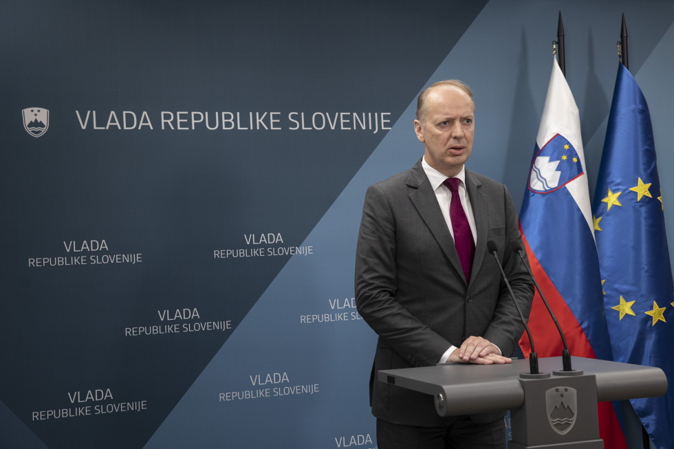 Veleposlanik Slovenije pri zvezi NATO Andrej Benedejčič stoji za govornico pred mikrofonom