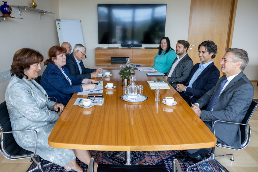 Predsednik vlade za omizjem s predstavniki Zveze društev upokojencev Slovenije