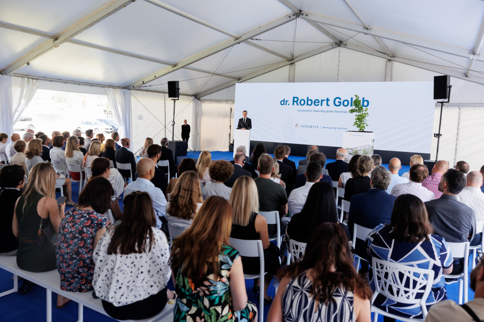 Participants of the ceremony, in front of them the Prime Minister during his address