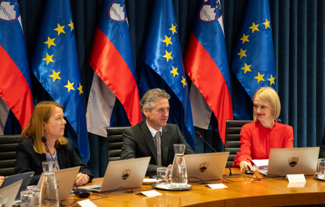 seja vlade foto zadnja (Prime Minister sitting behind the desk at the government session)