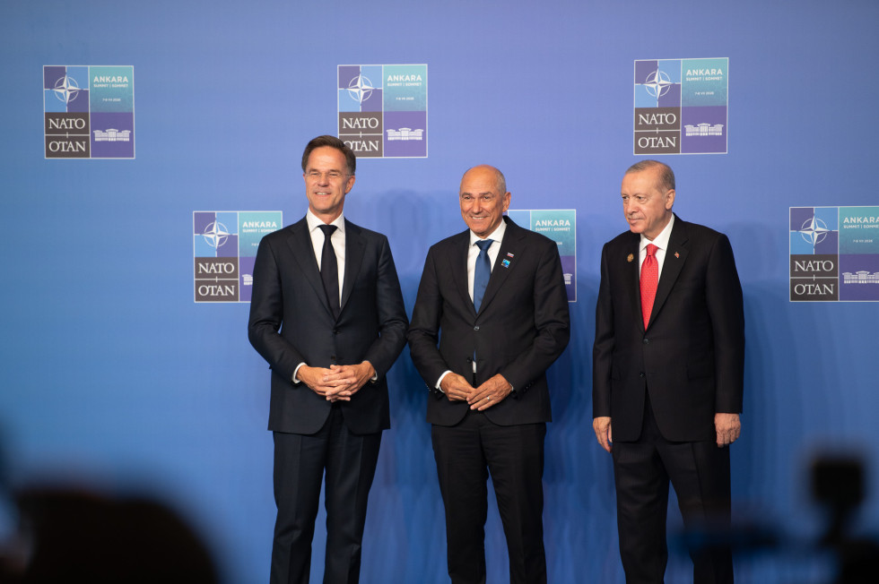 Premier se stoje fotografira na vrhu zveze Nato