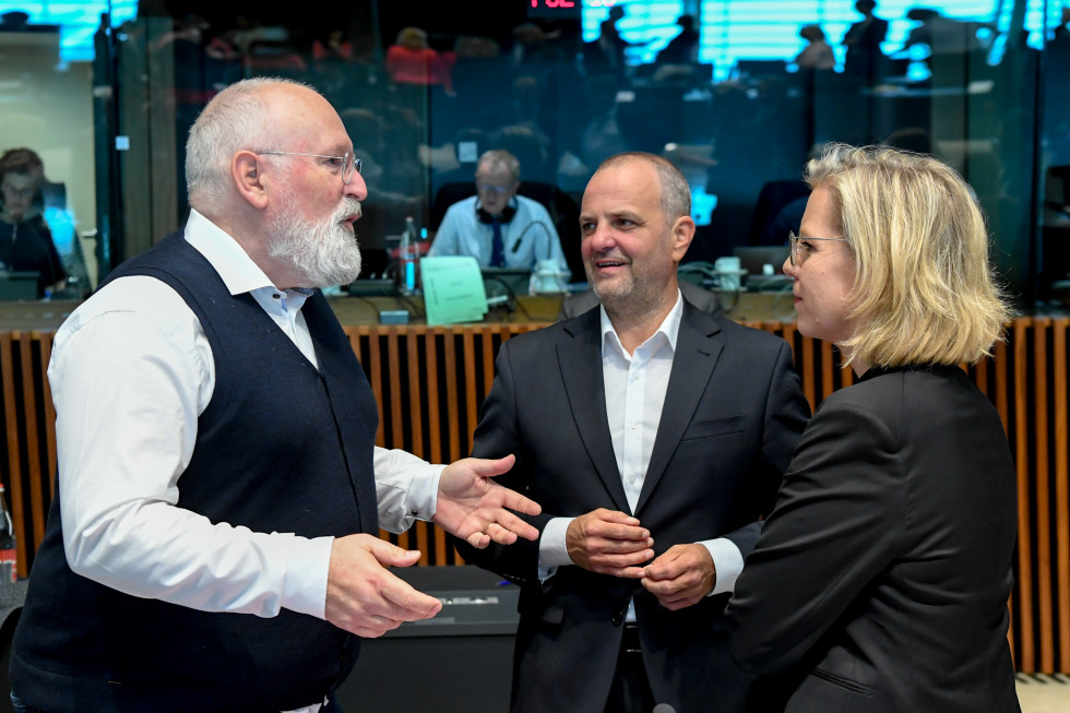 Evropski komisar Frans Timmermans, minister Uroš Brežan in avstrijska ministrica Leonore Gewessler