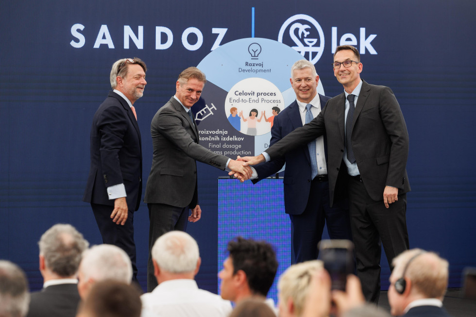 Predsednik vlade se rokuje na odru pred kamerami z udeleženci slovesnosti