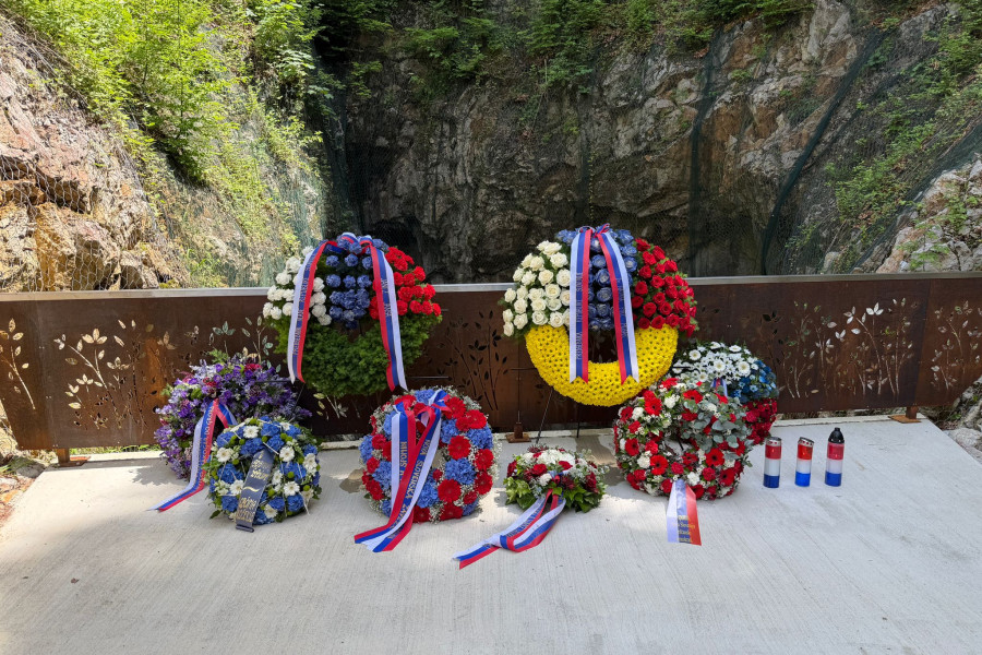 Venci ležijo položeni na tleh