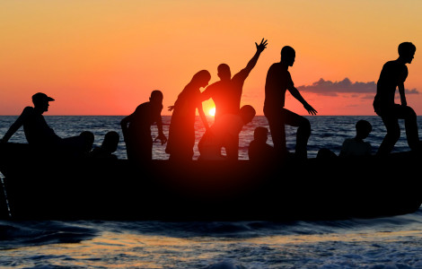 Depositphotos 84287594 L (A group of people standing on top of a boat in the ocean.)