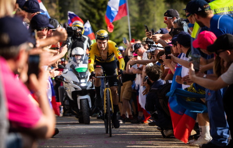 Naslovnica (a road cyclist in a yellow jersey surrounded on both sides by fans)