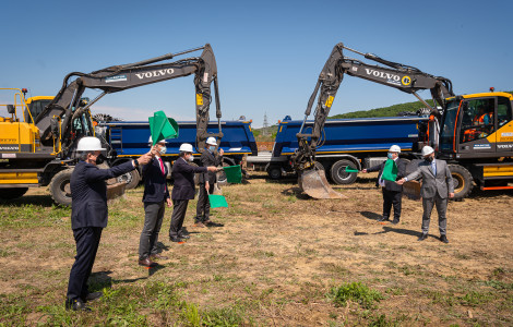 drugi tir (Slovenia, Europe, the countries who see the Port of Koper as a strategic port, the citizens, the Slovenian logistics sector and the economy have all waited for this event)