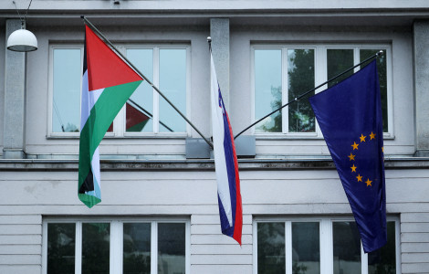 20240530 01345355 (Pred poslopjem vlade visijo tri zastave. Levo palestinska, v sredini slovenska in na desni evropska. )