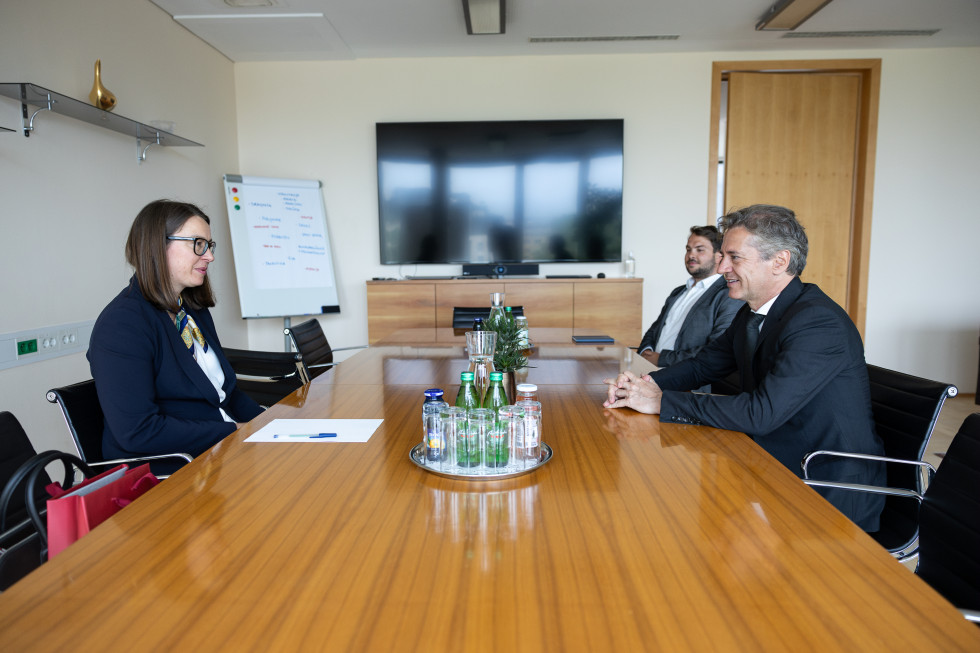 Predsednik vlade sedi za mizo nasproti sodnice Maje Brkan