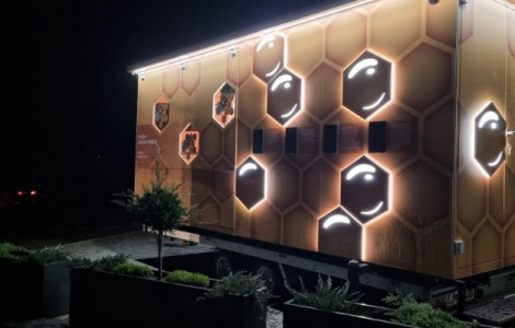 medena zgodba (The mobile beehive will be helpful in promoting and raising the visibility of Slovenian beekeeping)