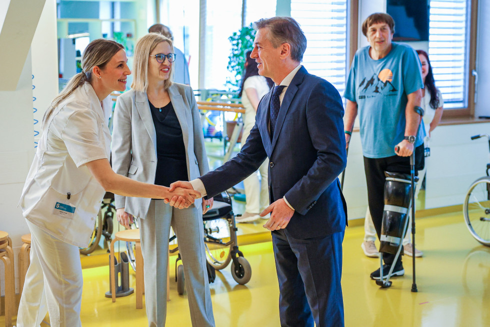 Predsednik vlade se rokuje z medicinskim osebjem na URI Soča