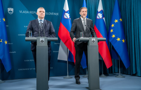 55154639213 b25a6c42b8 o (Two men standing at two speaker's lecterns.)