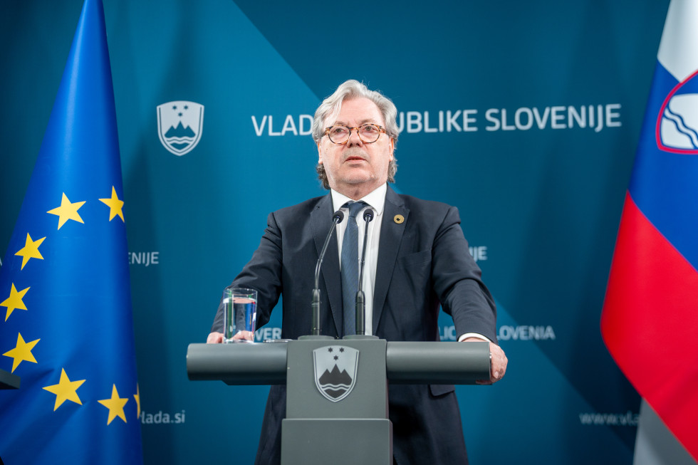 Državni sekretar za nacionalno in mednarodno varnost v Kabinetu predsednika vlade Vojko Volk stoji pred mikrofonom in daje izjavo