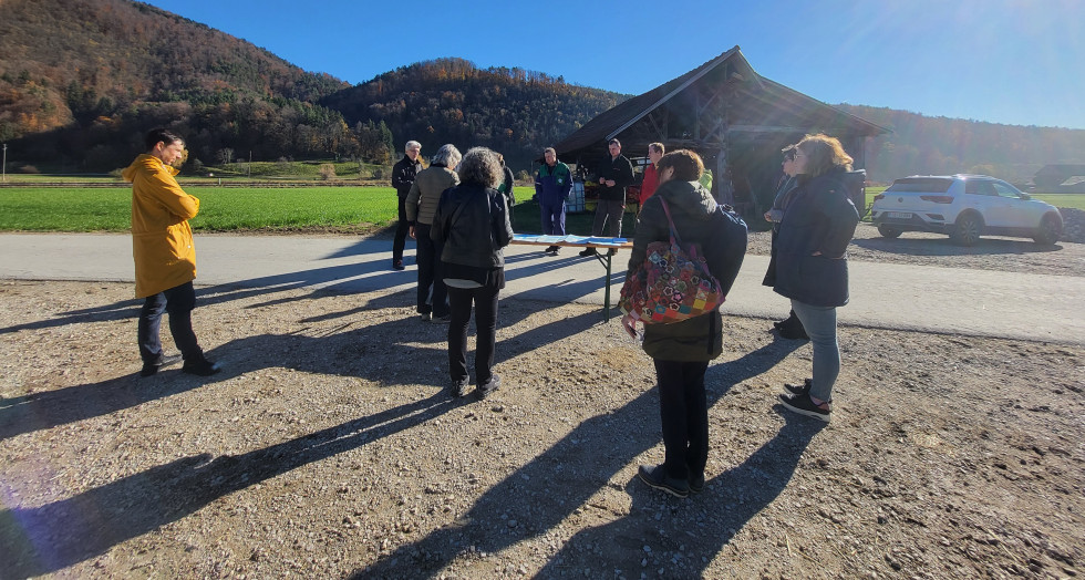 Skupina ljudi na terenu