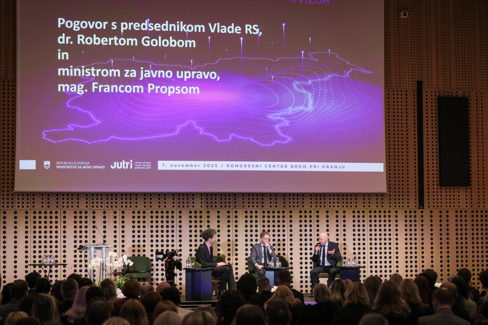 Predsednik vlade na govorniškem odru v pogovoru z udeleženci konference