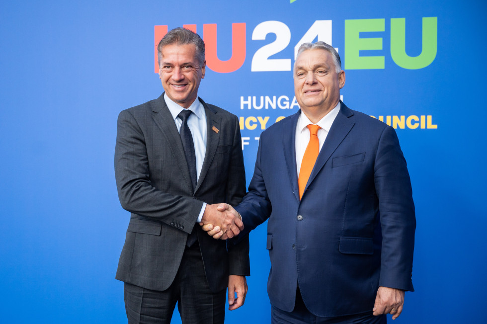Prime Minister Robert Golob shakes hands with the Hungarian Prime Minister