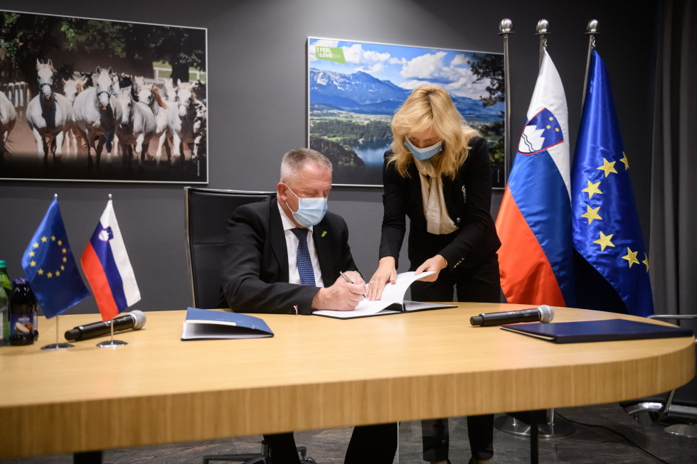 Minister of the Economy, Zdravko Počivalšek, signed amendments to the association agreement between Slovenia and the ESA