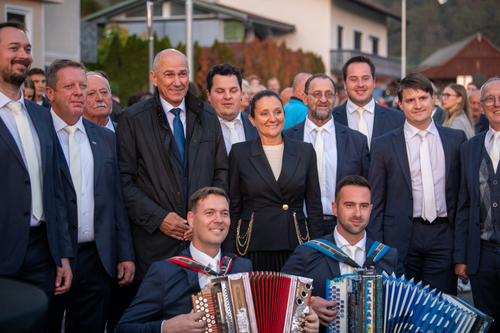 Množica ljudi na sliki stoji in se fotografira