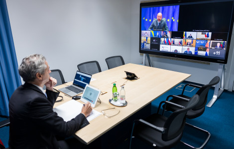 Golob AVK1 (Prime Minister Robert Golob is sitting at the table, in front of him is a screen with the meeting participants)