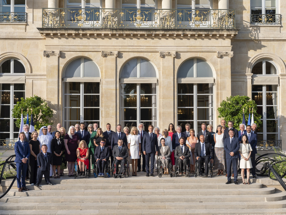 Family photo in front of the Elysee Palace