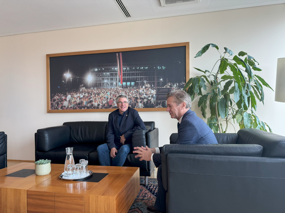 Premier in kirurg Potokar sedita na foteljih na pogovoru