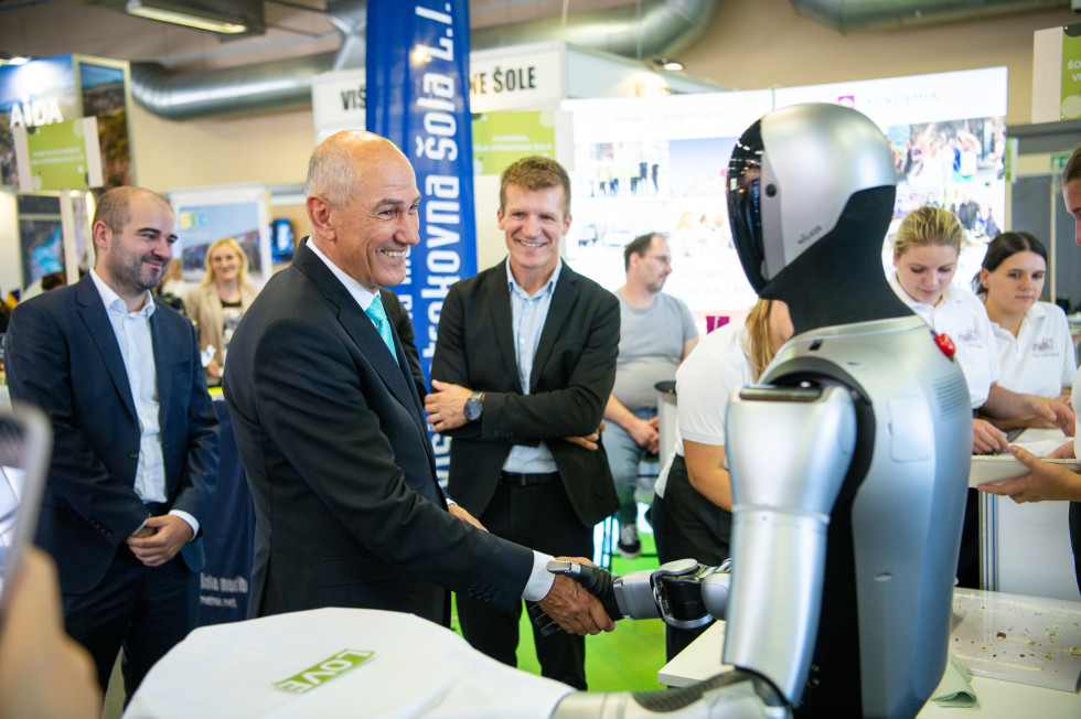 Predsednik vlade se rokuje z robotom