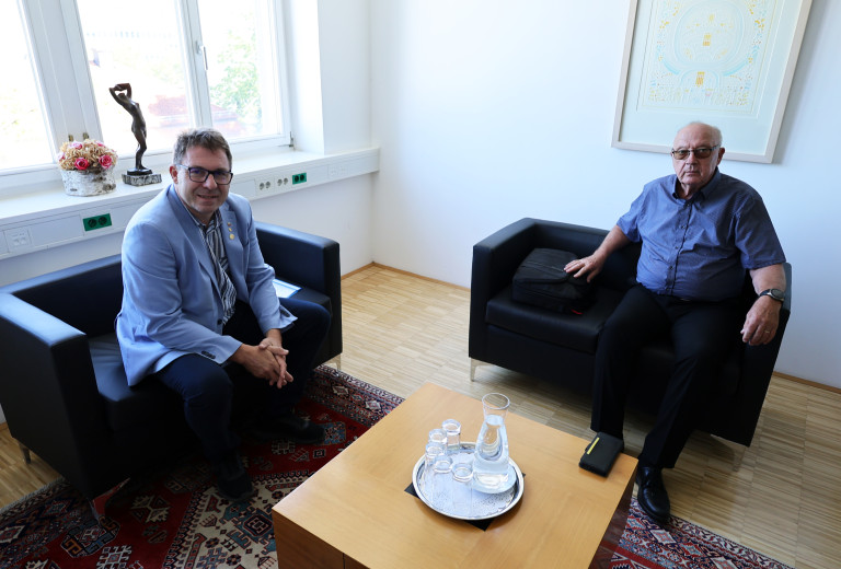 Predsednik Čebelarske zveze Slovenije na obisku pri državnem sekretarju dr. Vinku Gorenaku 