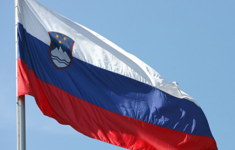 zastava4sg (Flying Slovenian flag)